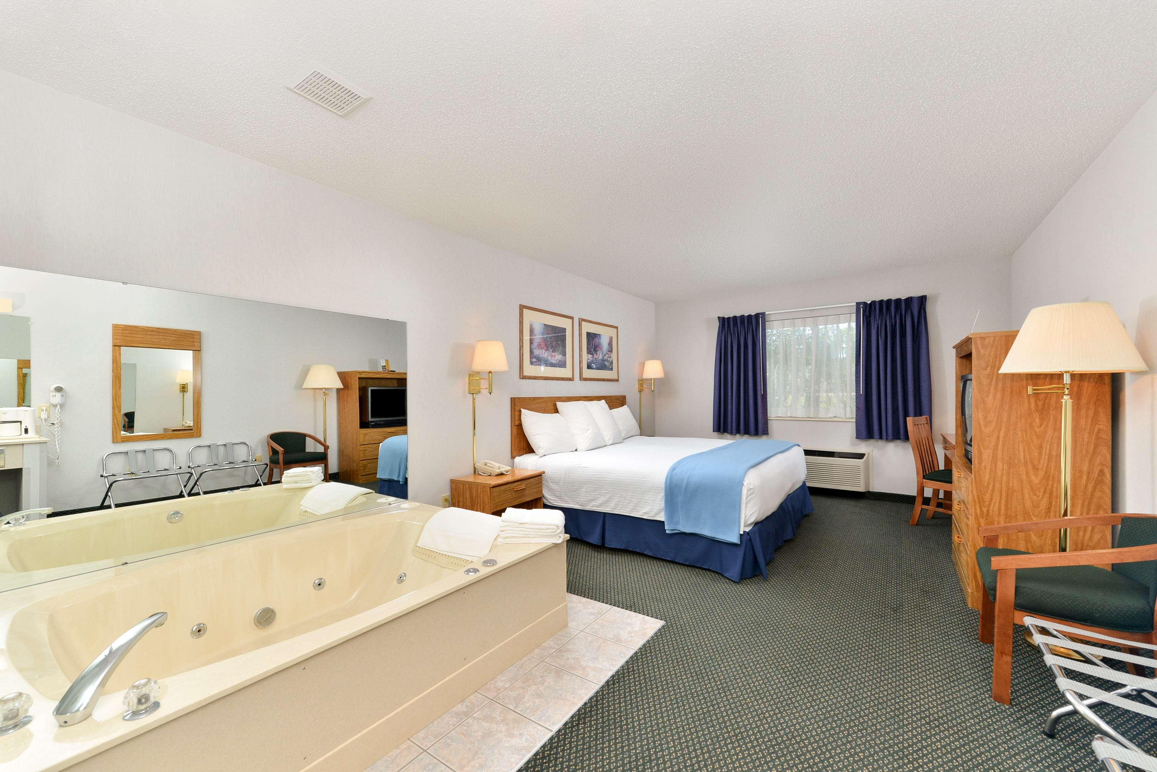 Americas Best Value Inn & Suites - Tahquamenon Country Newberry Ngoại thất bức ảnh