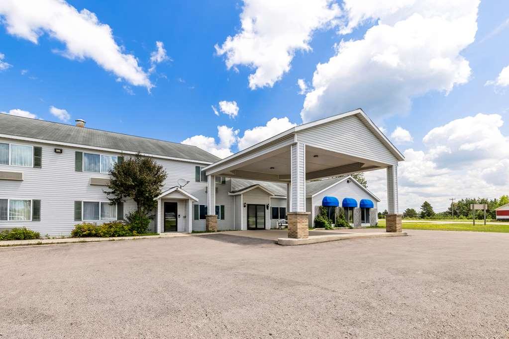 Americas Best Value Inn & Suites - Tahquamenon Country Newberry Ngoại thất bức ảnh