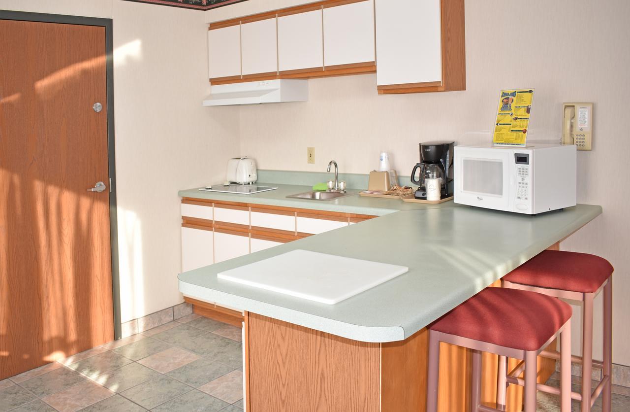 Americas Best Value Inn & Suites - Tahquamenon Country Newberry Ngoại thất bức ảnh
