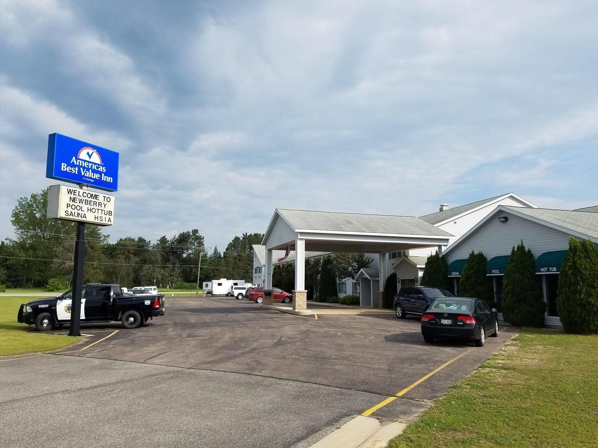 Americas Best Value Inn & Suites - Tahquamenon Country Newberry Ngoại thất bức ảnh
